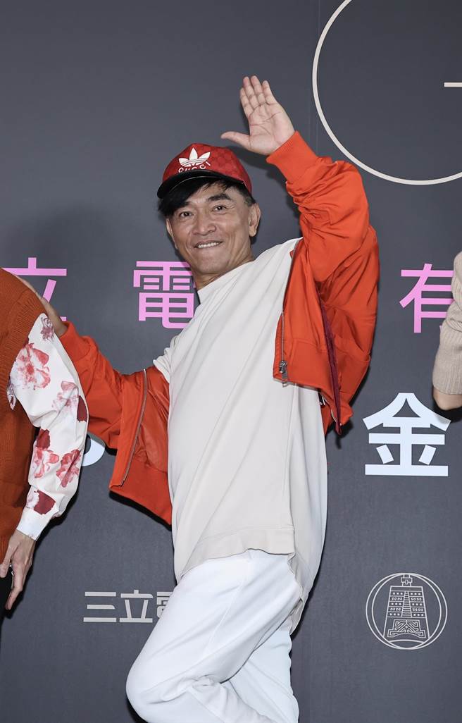 吳宗憲兌現承諾，包百萬禮金祝賀KID。（羅永銘攝）