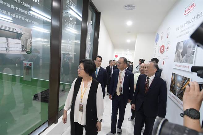 落成典礼时，一行人参观全新完成的蛋品厂，超高科技的一条龙生产线，让王惠美（前排1）叹为观止。（吴建辉摄）