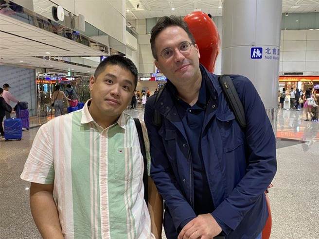 鋼琴家胡榮近年開始在琉森大學擔任職業伴奏（又稱鋼琴合作藝術），負責為修習不同樂器的學生擔任伴奏。右為蘇黎世大提琴家波特拉，兩人即將在台演出。（鵬博藝術提供／李欣恬台北傳真）