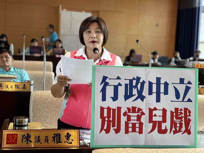 台中市议员陈雅惠指出，日前南区公所举办防治空污宣导活动，竟有人在台上带动唱时高喊立委参选人名字及「冻蒜」，实在夸张。（林欣仪摄）
