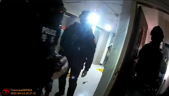 攻坚画面曝！警逐间破门万华老淫窟「钻石大楼」，31应召妹成瓮中鱉。(翻摄画面)