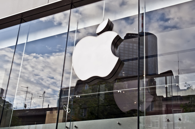 蘋果正考慮從2026年開始廣泛採用OLED技術。（示意圖／shutterstock）