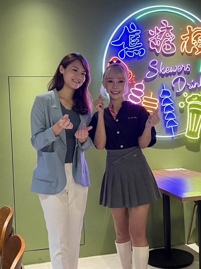 巫苡萱（右）今出席串燒品牌記者會。（池宗玲攝）