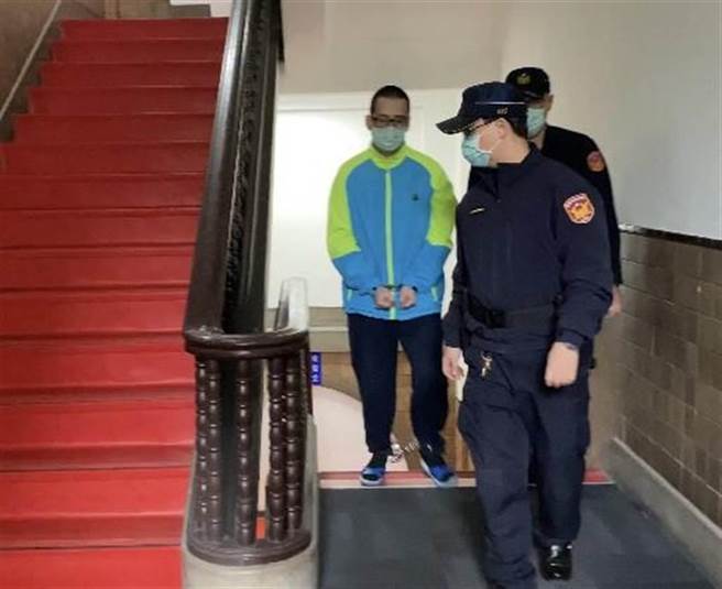 知名纸雕师蒋嘉凯前年在疫情警戒期间，进入超商被提醒戴口罩，他因此心生不满，竟持刀刺死蔡姓店员（本报资料照片）