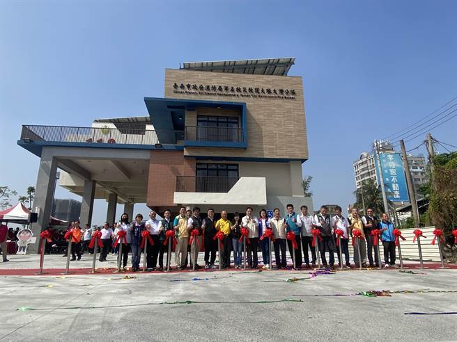 台南市消防局第五救护大队大湾分队新建办公厅舍，今天落成启用，台南市长黄伟哲（中）及多位民代一同剪彩。（曹婷婷摄）
