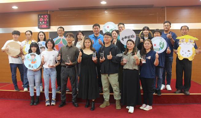 苗栗县长锺东锦12日颁奖表扬获奖的6位农村青。（苗栗县政府提供／李京升苗栗传真）