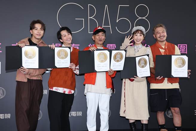 吳宗憲（中）率領主持搭檔坤達（左起）、陳漢典、Lulu黃路梓茵、KID出席金鐘分享會。（羅永銘攝）