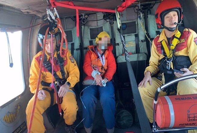 58歲女性登山客於南投縣信義鄉東郡大山北鞍營地疑似高山症求救，空勤總隊派遣黑鷹直升機馳援。（空勤總隊提供／楊靜茹南投傳真）