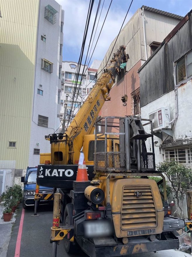 台南下午传出一起工安意外，30岁洪姓男子执行吊挂屋顶铁板时，不慎误触高压电缆线，当场失去生命迹象。(读者提供／曹婷婷台南传真)