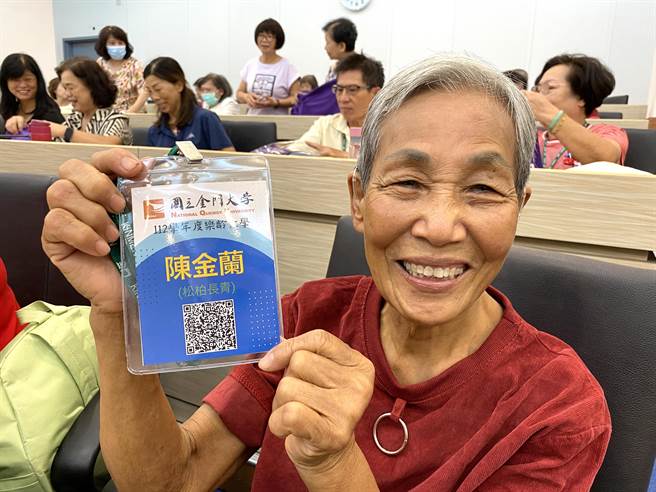 金大第三届乐龄大学学生中年纪最长的是高龄85岁的阿嬷陈金兰，即使戴着助听器也要开心入学。(于家麒摄)