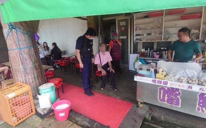 阿北在竹围渔港散步后，却忘回家的路，幸好有配戴爱心手炼，警方顺利他返家。（警方提供）