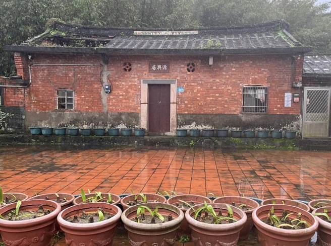 新北市三芝区着名景点源兴居是已故李登辉前总统故居，因所有权人眾多至今无法登录歷史古蹟，新北市议员郑宇恩盼新北市文化局能和李登辉基金会讨论，一年内做出结果。（图／新北市议员郑宇恩提供）