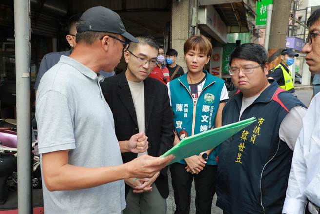 基隆市信義區東信路55巷的號誌日前因為交通部道安會報指示判斷移除，但造成早已習慣的居民困擾。基隆市長謝國樑（左二）12日與議員陳宜（中）、議員韓世昱（右二）等人前往會勘。謝國樑表示將研議後重新調整，並會保留原號誌，1個月後再檢討調整。（徐佑昇攝）