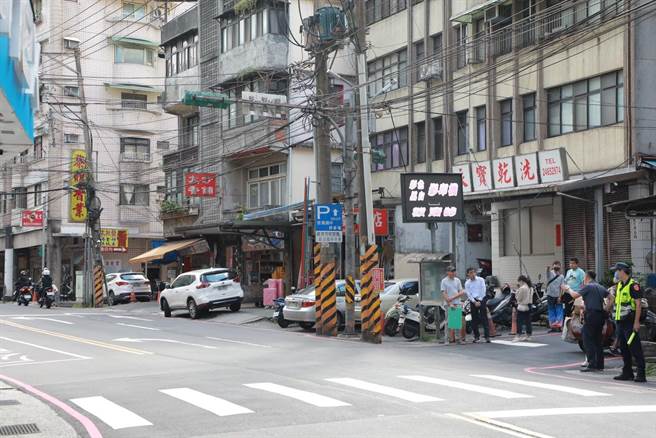 基隆市信義區東信路55巷的號誌日前因為交通部道安會報指示判斷移除，但並無和當地積極溝通，造成早已習慣的居民困擾。（徐佑昇攝）