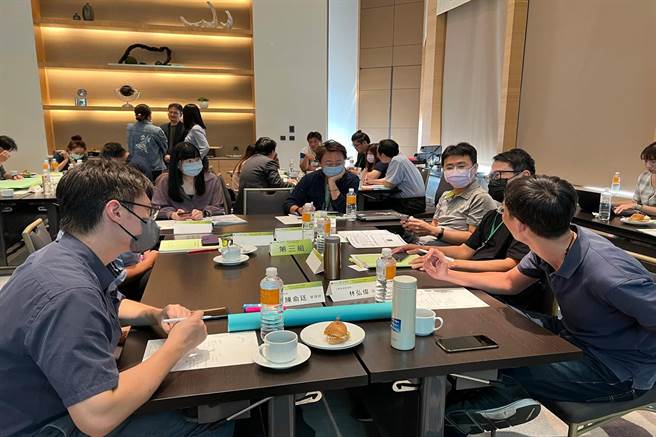 工研院与中国信托银行跨界合作推出「温室气体盘查实作课程」，其包括课前线上教学与实体实作两大主轴，引领与会企业代表规画中长期净零策略。（工研院提供／罗浚滨新竹传真）