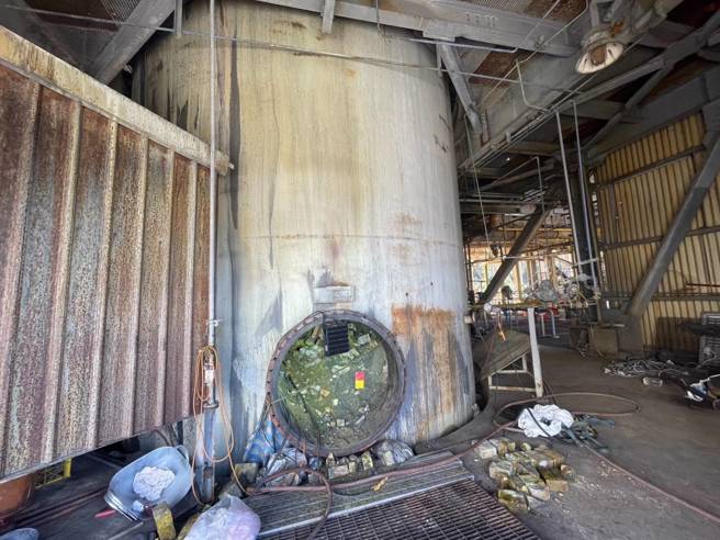 進行拆除防火牆作業時，磚塊突然崩砸，導致 名2工人頭部重創不治。（翻攝畫面）
