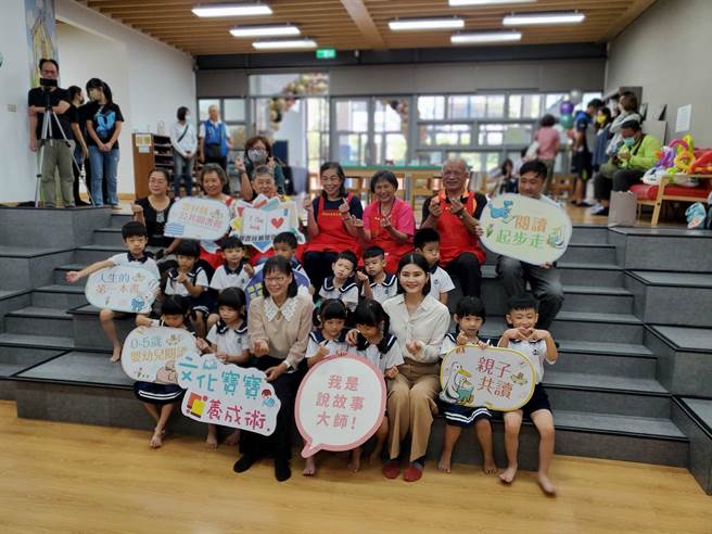 兒童圖書室整修後，階梯教室更安全。（周麗蘭攝）