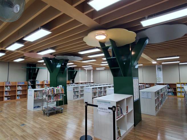 重新換裝兒童室色系變溫暖、照明更明亮、動線更加友善、書櫃也換新。（周麗蘭攝）