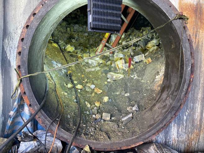 防火牆磚塊突崩砸，導致2工人頭部重創不治。（翻攝畫面）