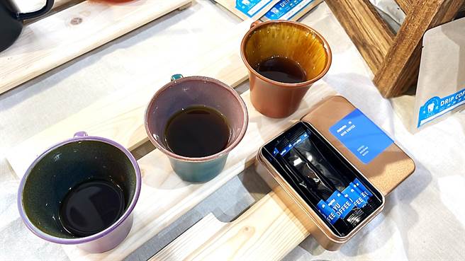 使用含鈣、鎂離子的深層海水咖啡專用水沖煮出的咖啡，風味甜鹹。（蕭嘉蕙攝）