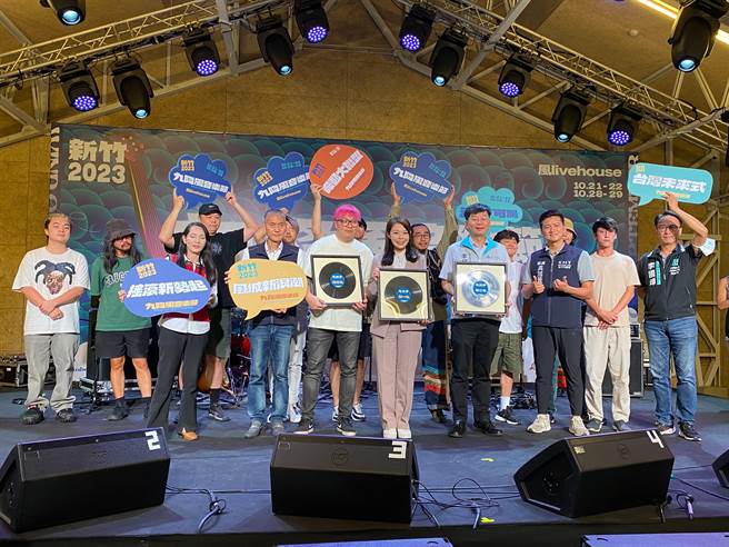 「2023新竹九降风音乐节」将于10月21日起登场，市长高虹安（前排左四）12日主持音乐节启动仪式。（陈育贤摄）