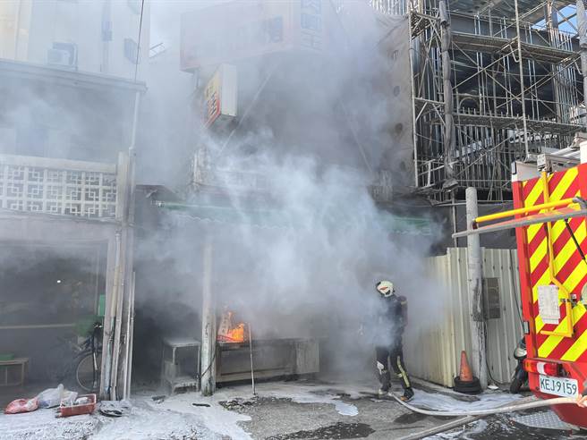 彰化市彰美路的过沟仔肉圆王12日在准备营业时发生火警，幸好店内工作人员都及时逃到户外，未酿伤亡。（民眾提供／孙英哲彰化传真）