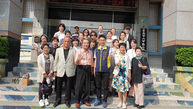 來自日本石川縣的神隆社中暨石川縣台灣交流促進會一行20人由團長嶌村義隆帶團，12日到六甲區參訪與樂齡學習中心的成員交流。（六甲區公所提供／張毓翎台南傳真）