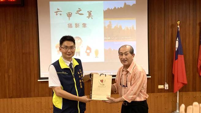 六甲區長陳啓榮（左）致贈六甲老屋與古廟系列明信片，讓他們「在地之美」帶回日本。（六甲區公所提供／張毓翎台南傳真）
