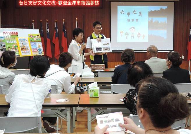 六甲區公所向日本樂齡參訪團透過明信片等介紹在地之美。（六甲區公所提供／張毓翎台南傳真）