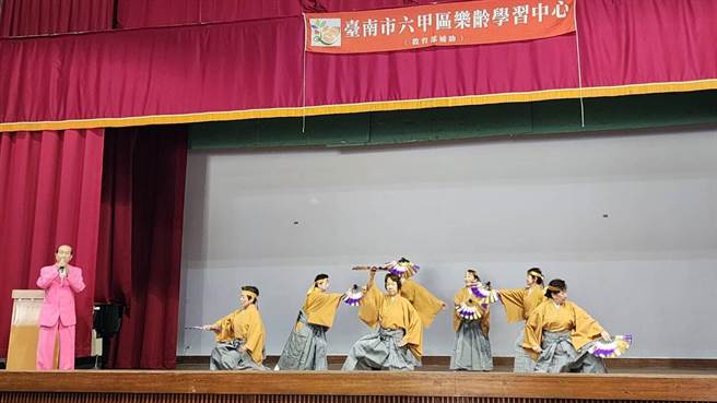 此次神隆社中帶來金澤特色的舞蹈及歌謠，讓樂齡班學員和志工留下深刻印象。（六甲區公所提供／張毓翎台南傳真）
