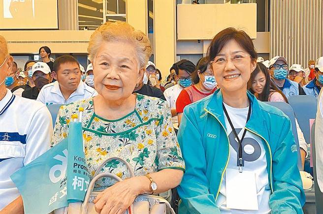 民眾党主席柯文哲胞妹柯美兰（右）12日宣布以无党籍参选新竹市立委。（本报资料照）