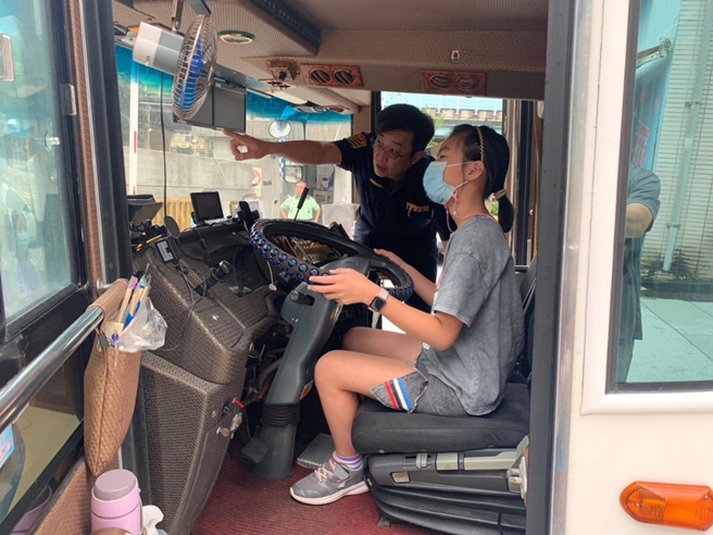 學生體驗大型車輛視線死角。（圖／警方提供）