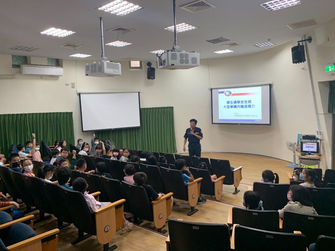 講解大型車輛內輪差。（圖／警方提供）