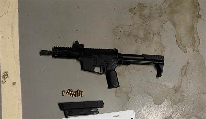 新北市刑警大队破获毒品分装场，查扣衝锋枪。（警方提供）