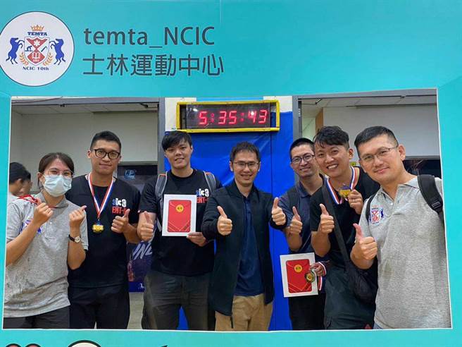 呼吸道插管组选手获奖合照。 （翻摄照片／洪靖宜高雄传真）