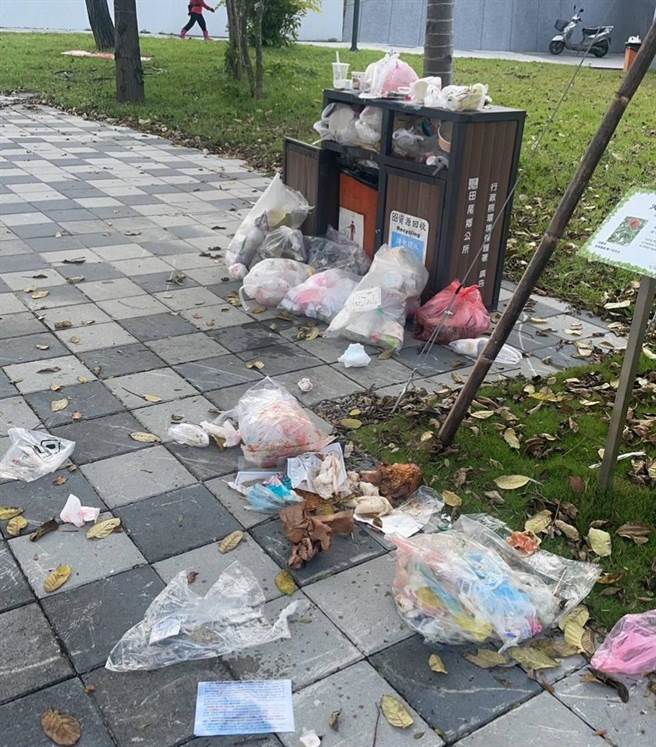 彰化縣田尾鄉怡心園的公用垃圾桶，被民眾發現有許多民眾丟棄家戶垃圾。（許淑美提供／吳建輝彰化傳真）