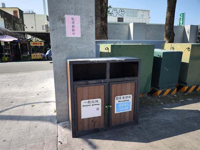 自從監視器裝上以後，民眾丟棄家戶垃圾的次數大幅減少。（許淑美提供／吳建輝彰化傳真）