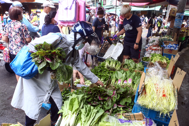 许多菜贩准备打烊时都会祭出超杀折扣吸引买气。（示意图／资料照，邓博仁摄）