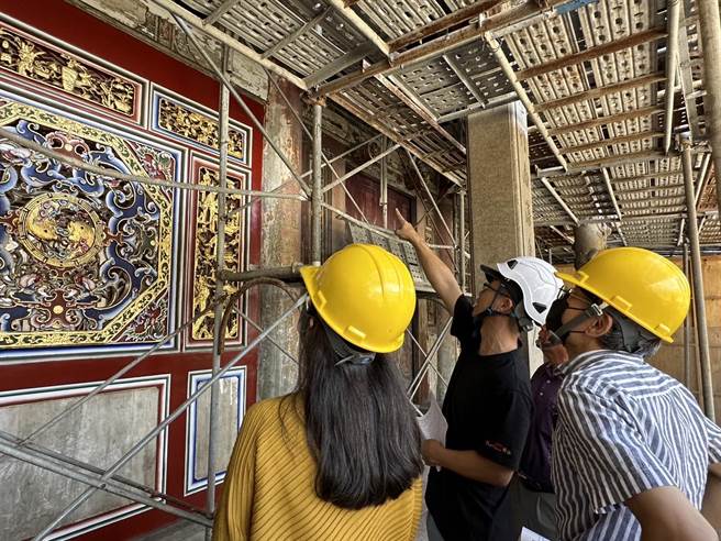 國定古蹟鹿港龍山寺彩繪修護進度停滯，雲林科技大學修護團隊12日說明龍山寺五門殿虎邊夔龍窗後續規畫處理方式。（文化部提供／孫英哲彰化傳真）