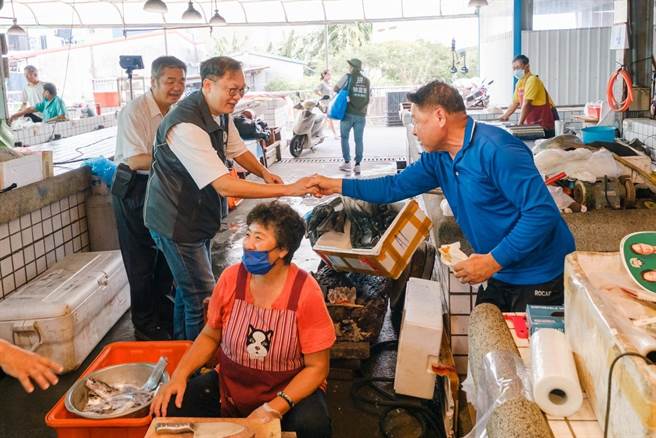 绿营屏南立委选将徐富癸12日到小琉球跑行程，对于国民党传出有意整合支持苏震清之子苏孟淳，他说，相信选民自有公断。（徐富癸团队提供／谢佳潾屏东传真）