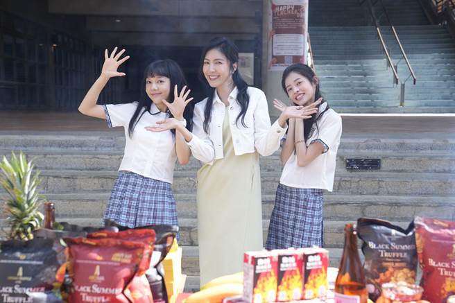 杨谨华（中）挑战当网红妈妈，揪林思廷（左）、詹子萱过夜出游培养关系。（晴天影像提供）