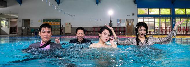 許蓁蓁、李睿紳、丁力騏與華千涵泡在泳池拍攝現世報劇情。（三立提供）