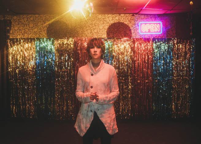 楊乃文新歌MV挑戰一鏡到底的拍攝手法。（亞神音樂提供）