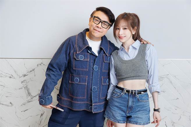 蔡康永为王心凌的新专辑作导听。（天晴娱乐提供）