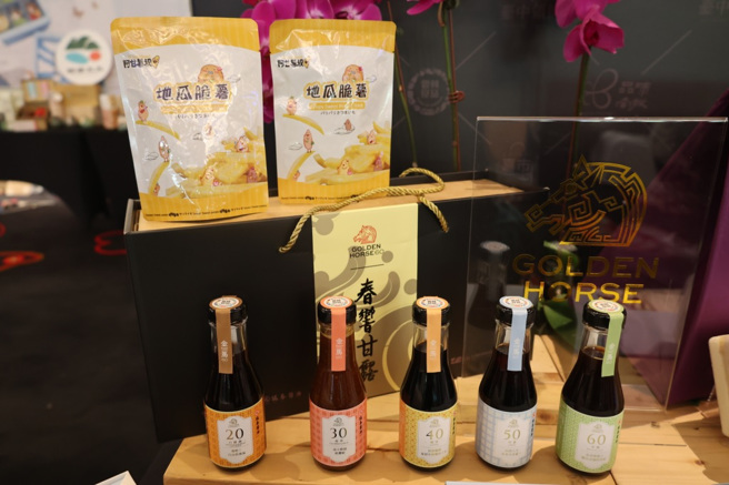 中投云嘉联合举办记者会，揭露五款极具城市代表性的金马联名商品。（图／云林县政府提供）