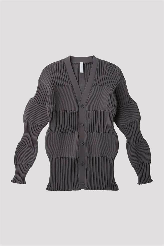 三宅一生的關門弟子高橋悠介，自創品牌CFCL完整傳承了三宅特色。皺摺開襟衫1萬8980元。（Art Haus提供／黃唯淯台北傳真）