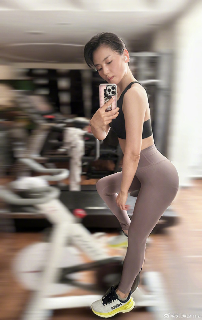 刘涛12日晒出健身照。（图／微博）