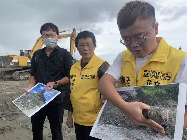 立委陳椒華（中）今天下午到光榮砂石專區勘查，認為違法砂石場移除後卻用不明土壤回填，但環保單位卻不檢測土壤重金屬，是瀆職、護航。（王志偉攝）