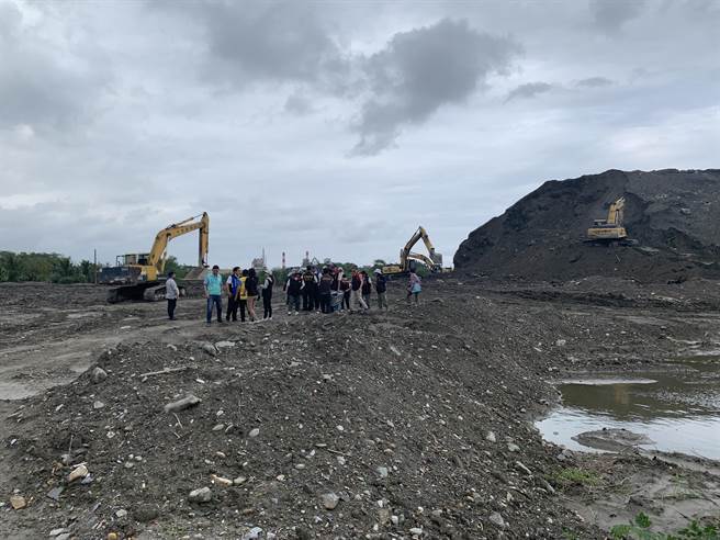 砂石場騰空卻被質疑利用污染土回填，現場堆置廢棄物山。（王志偉攝）