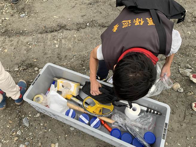 環保局今天到場採樣，但強調依法現階段先採集廢棄物重金屬溶出試驗，非土壤重金屬檢驗。（王志偉攝）